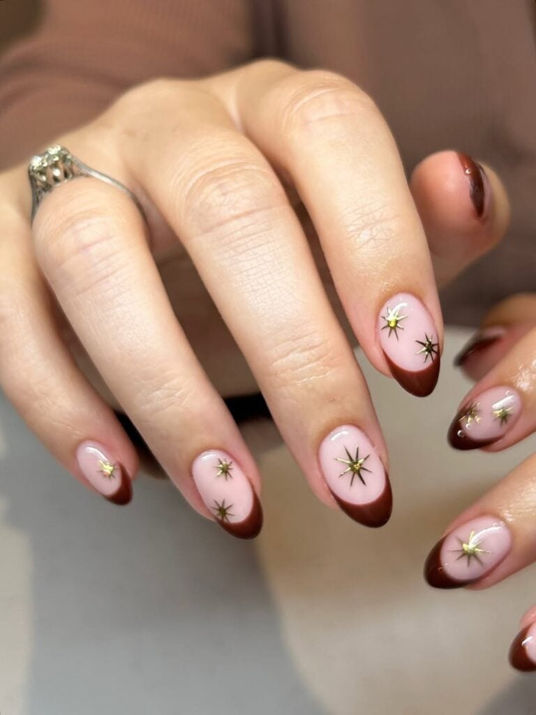 Medium Oval Dark Brown Tips with Gold Stars Medium Oval Dark Brown Tips with Gold Stars — Winter French Tip Nails