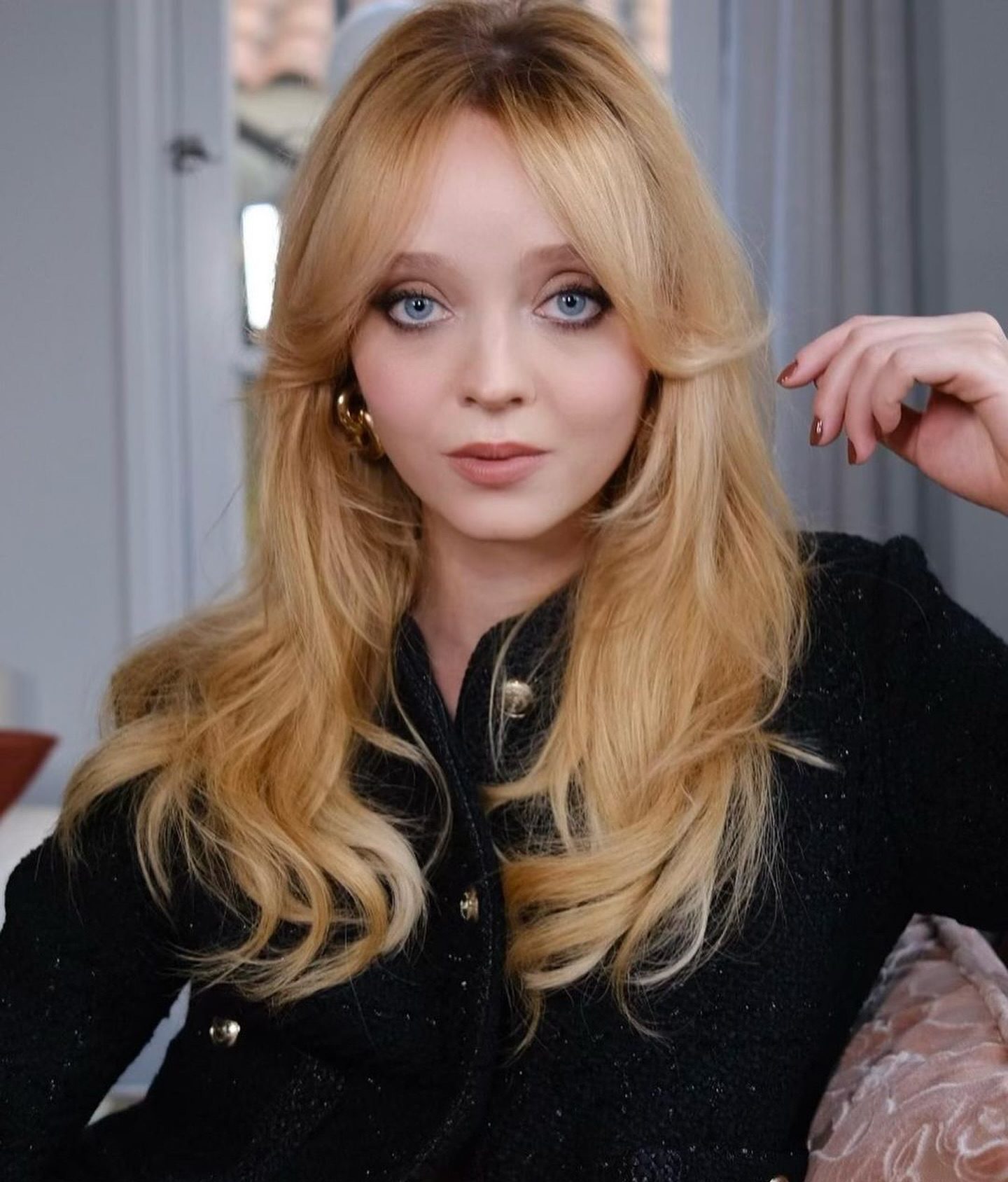 Voluminous Curtain Bangs on Shoulder Length Hair — Winter Haircuts for Round Faces