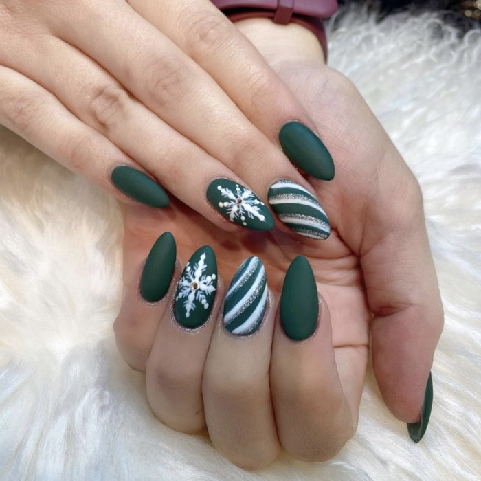 Matte Deep Green Snowflake & Stripe Nails Matte Deep Green Snowflake & Stripe Nails — Winter Green Nails