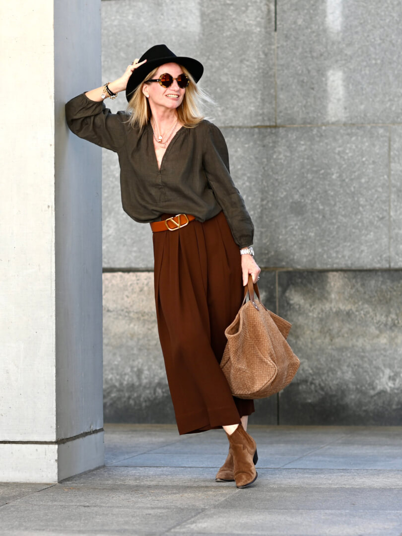 Loose-Fit Blouse Wide-Leg Culottes Outfit Idea Loose-Fit Blouse Wide-Leg Culottes Outfit Idea — Chocolate Brown Outfits