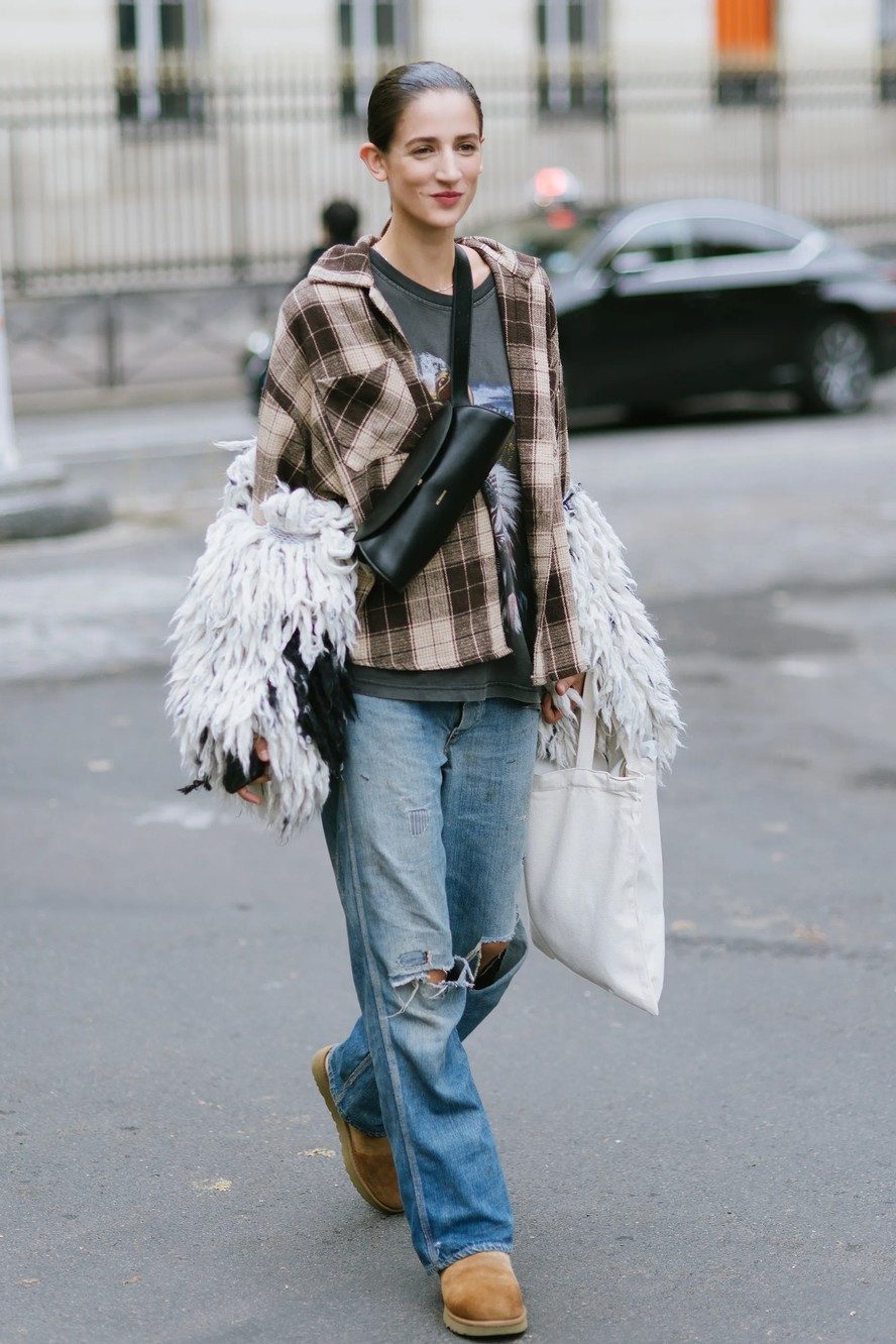 Faux Fur Vest Adds Texture to Distressed Denim Faux Fur Vest Adds Texture to Distressed Denim — Grunge Winter Outfits