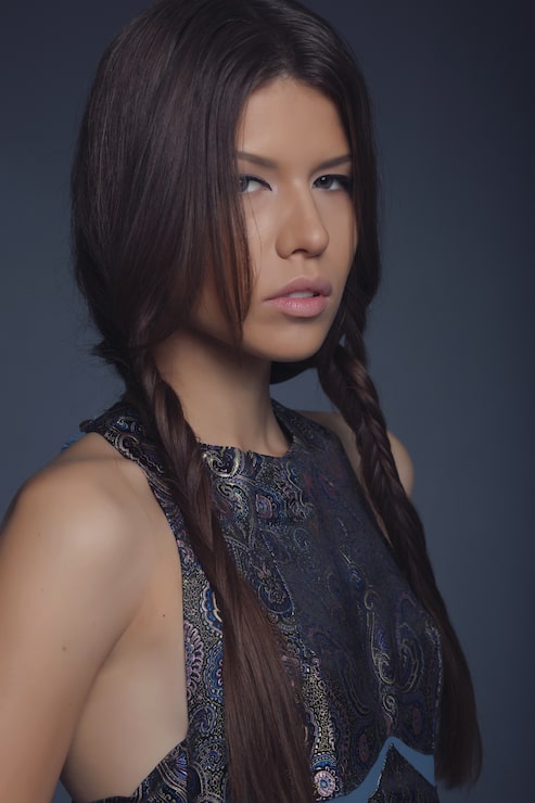 Collarbone Bob With Subtle Highlights Collarbone Bob With Subtle Highlights — Winter Haircuts for Straight Hair