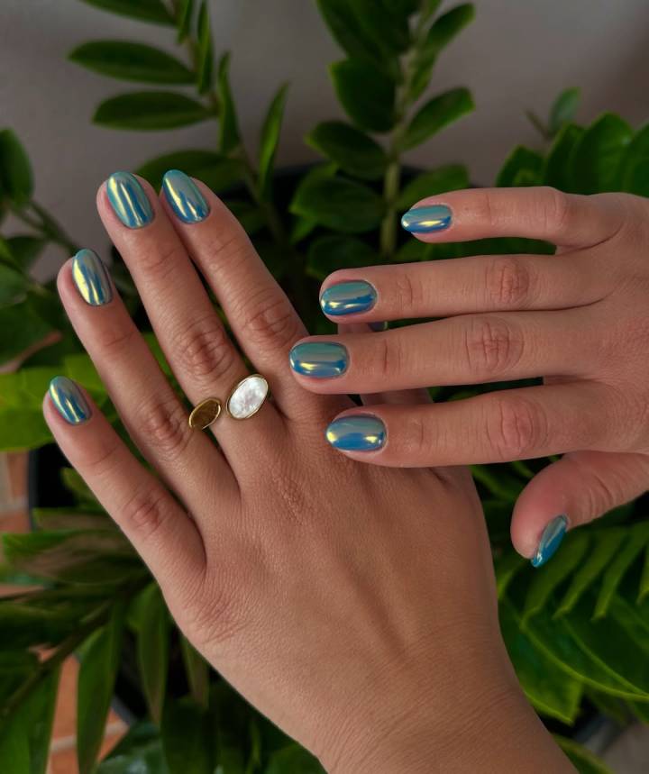 Iridescent Blue-Green Chrome Almond Nails — Short Winter Almond Nails
