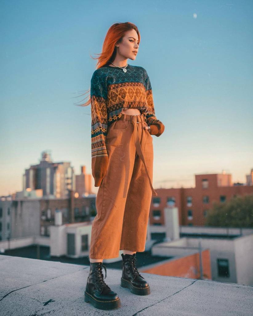 Wide-Leg Trousers and Cropped Sweater with Brown Platform Boots Wide-Leg Trousers and Cropped Sweater with Brown Platform Boots — Combat Boots Outfits