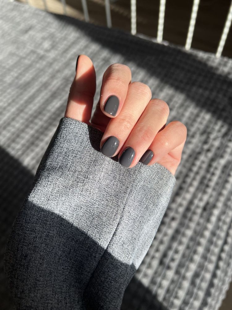 Simple Glossy Medium Gray Rounds — Winter Gray Nails