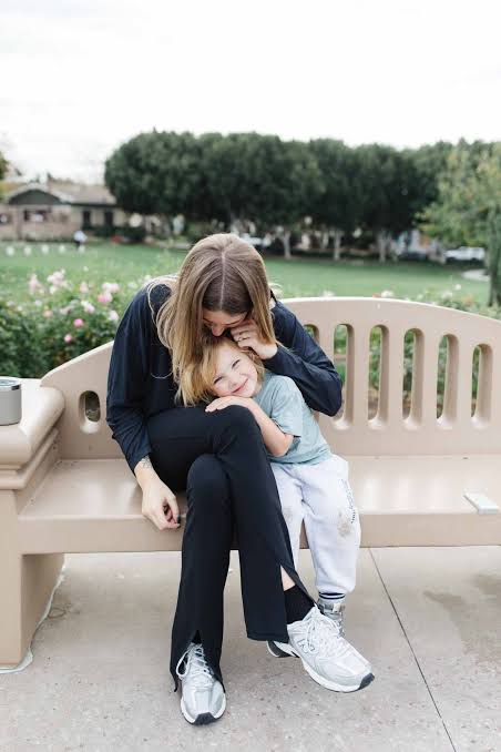 Casual Outfit Idea — Flare Leggings Outfits