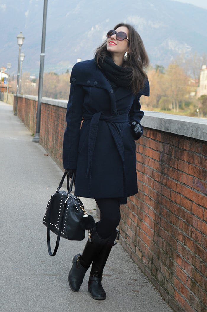 Chic Layering with a Belted Navy Coat for Travel Chic Layering with a Belted Navy Coat for Travel — Winter Travel Outfits