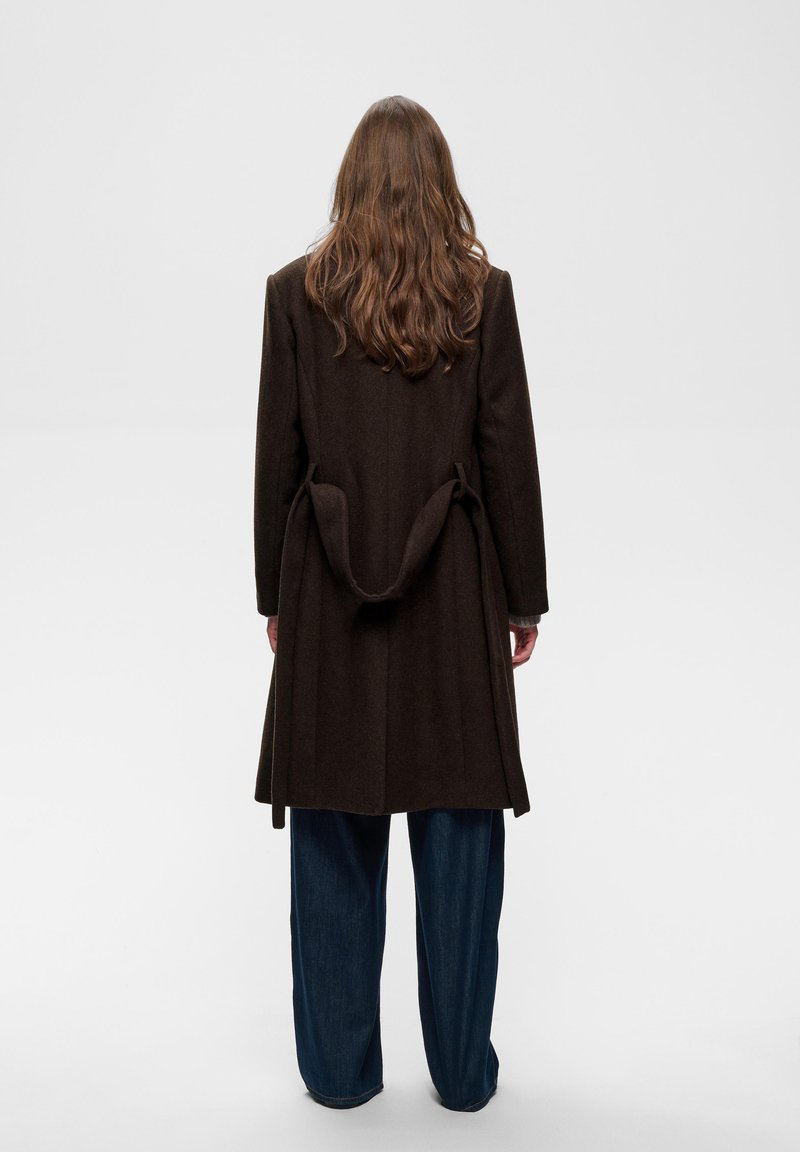 Classic Elegance: Belted Brown Wool Coat with Wide-Leg Jeans — Brown Coat Outfits