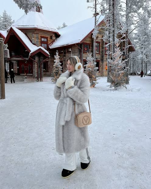 Luxurious Grey Faux Fur Coat with Thermal Layers Luxurious Grey Faux Fur Coat with Thermal Layers — Winter Layering Outfits