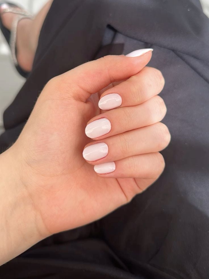 Glossy Milky White Short Round Nails Glossy Milky White Short Round Nails — Natural Winter Nails