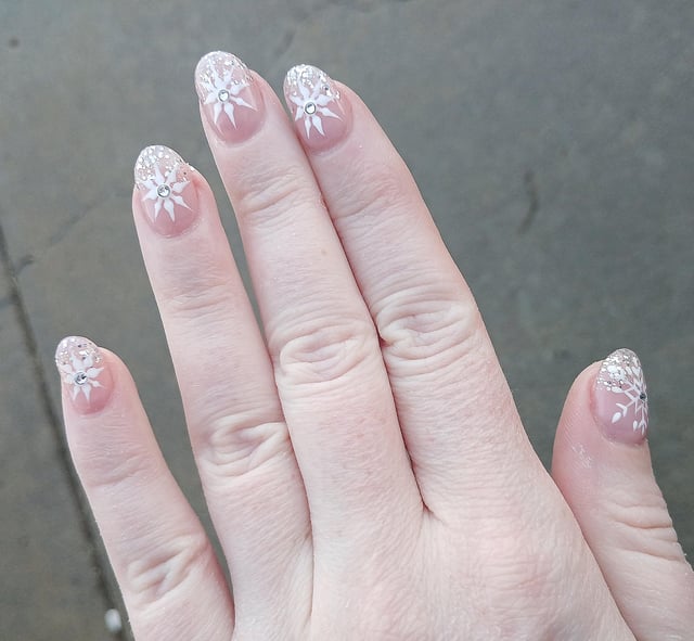 Classic Snowflake Medium Oval Nails Classic Snowflake Medium Oval Nails — Winter Nail Art