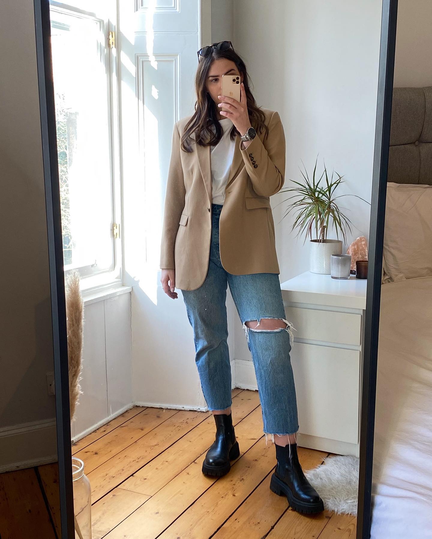 Ripped Jeans: Oversized Blazer and Black Chelsea Boots Ripped Jeans: Oversized Blazer and Black Chelsea Boots — Chelsea Boots Outfits