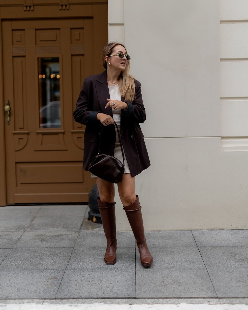 Elegant Oversized Blazer and Cream Top with Brown Knee-High Boots Elegant Oversized Blazer and Cream Top with Brown Knee-High Boots — Brown Boots Outfits