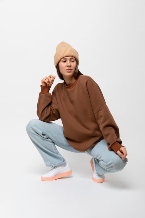 Brown Crewneck Sweatshirt and Light Blue Jeans Brown Crewneck Sweatshirt and Light Blue Jeans — Winter Streetwear Outfits