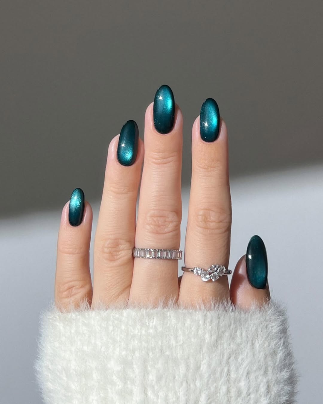 Medium Oval Deep Teal Cat Eye Glossy Nails — Everyday Winter Nails