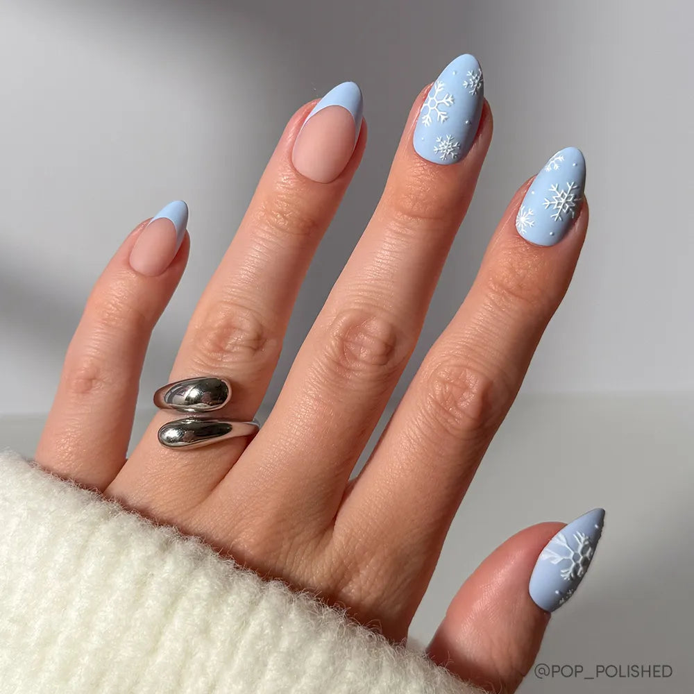 Minimalist Star and Rhinestone Almond Nails Minimalist Star and Rhinestone Almond Nails — Winter Almond Nails