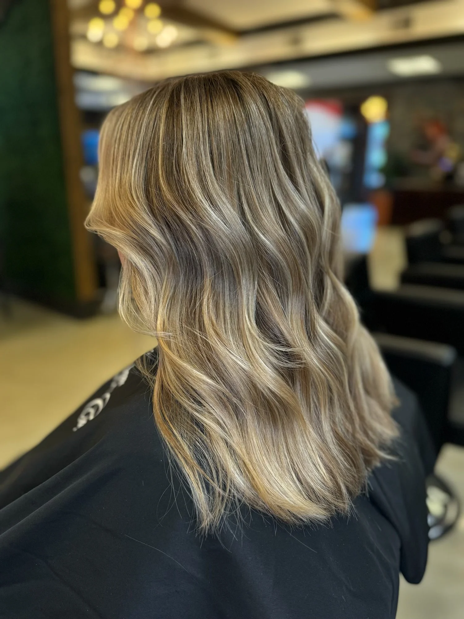 Collarbone Visual Idea Collarbone Visual Idea — Reverse Balayage