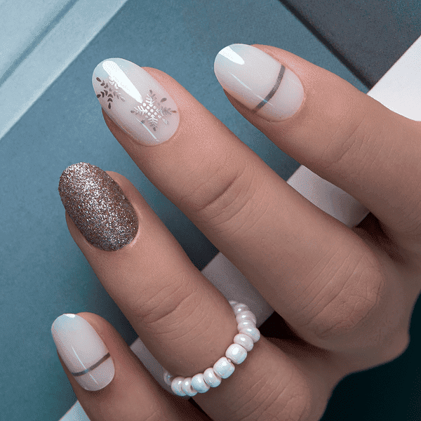 Taupe Glitter Snowflake Medium Oval Nails Taupe Glitter Snowflake Medium Oval Nails — Winter Glitter Nails