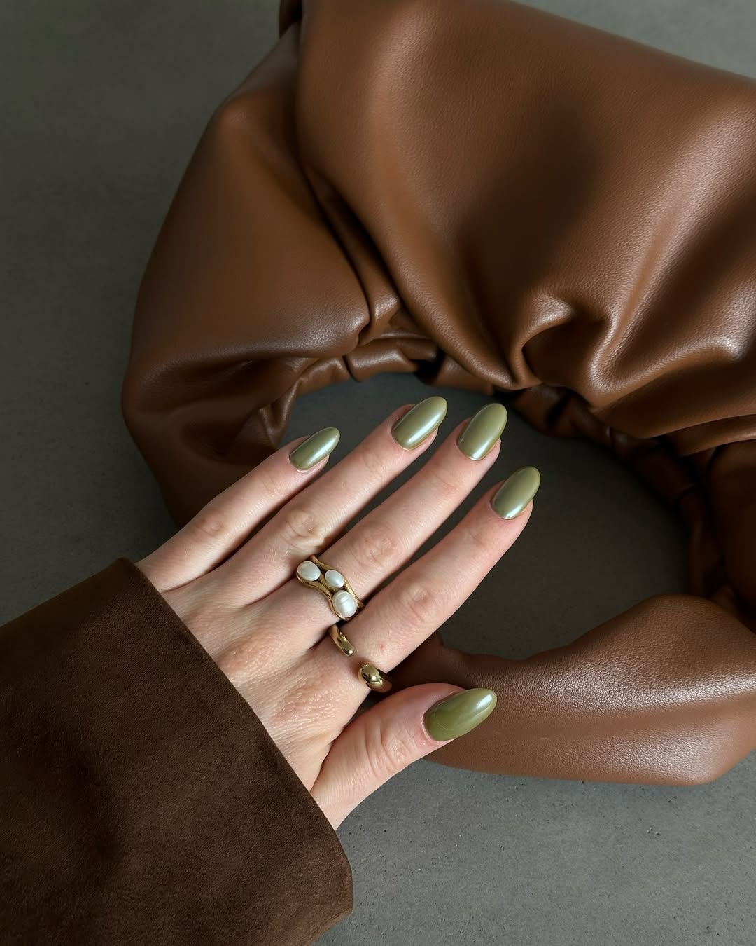 Two-Tone Green Glossy Almond Nails Two-Tone Green Glossy Almond Nails — Winter Green Nails