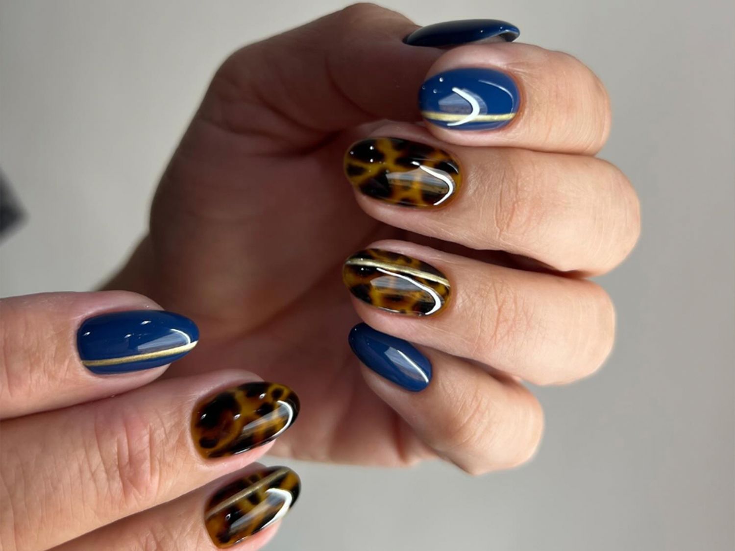 Deep Blue with Tortoiseshell and Gold Stripe — Short Winter Gel Nails