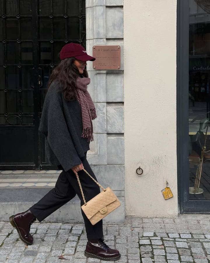 Casual Knit Dress and Brown Knee-High Boots with Tote Bag Casual Knit Dress and Brown Knee-High Boots with Tote Bag — Brown Boots Outfits