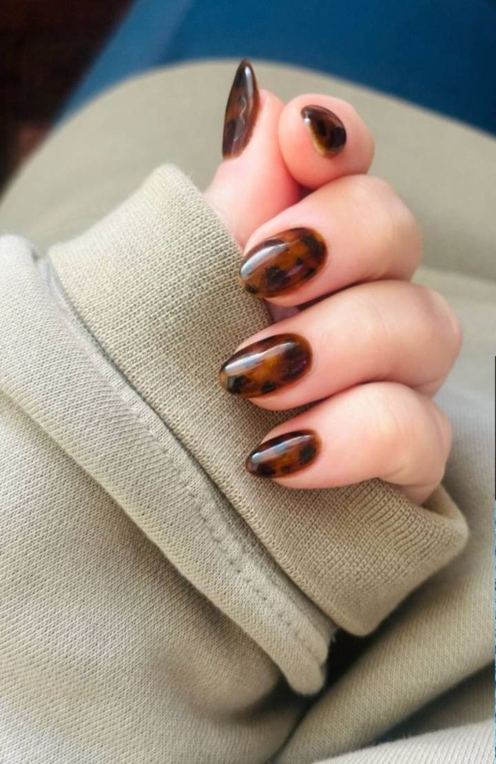 Glossy Tortoiseshell Pattern Almond Nails — Short Winter Almond Nails