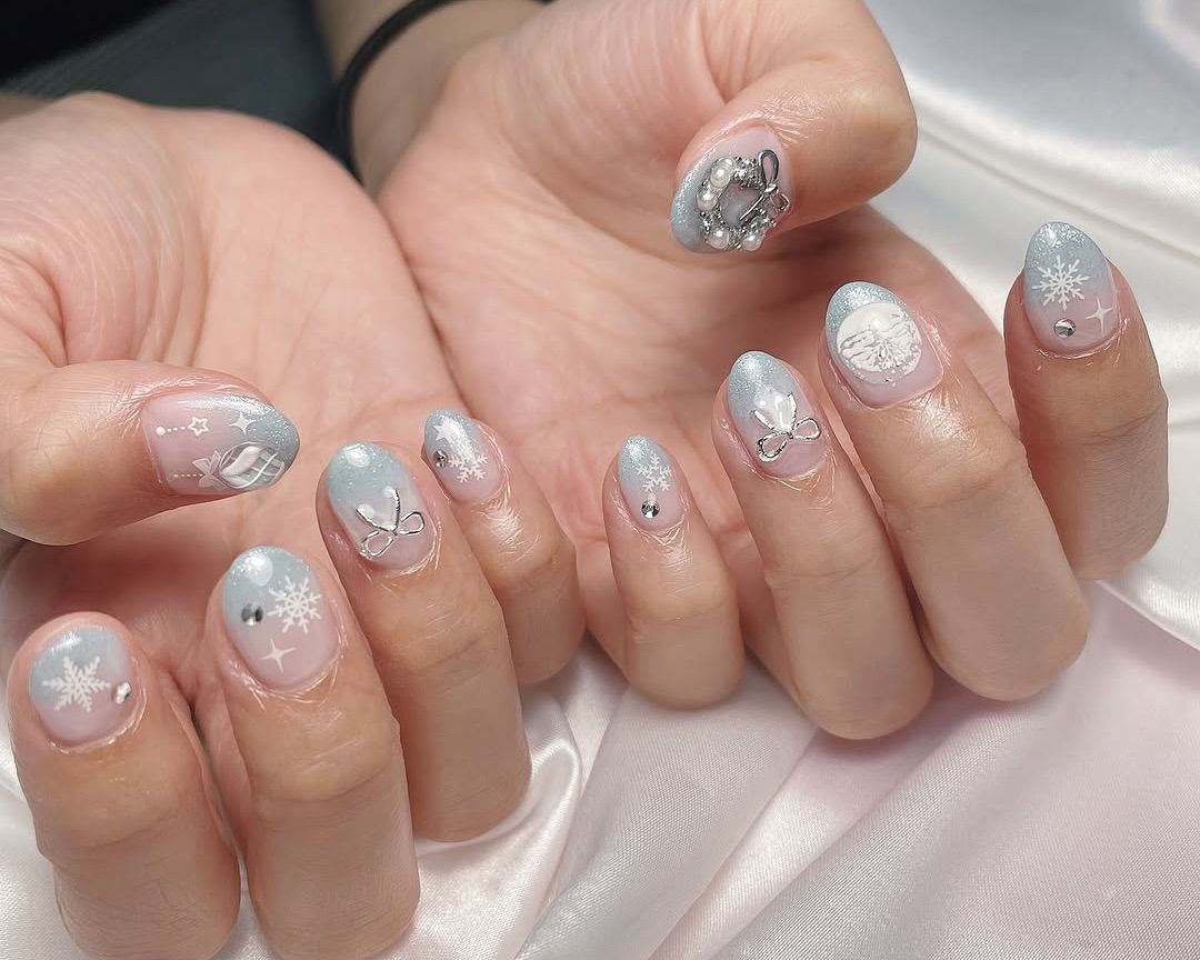 Pale Blue Snowflake Glitter Gradient Almond Nails Pale Blue Snowflake Glitter Gradient Almond Nails — Winter Glitter Nails