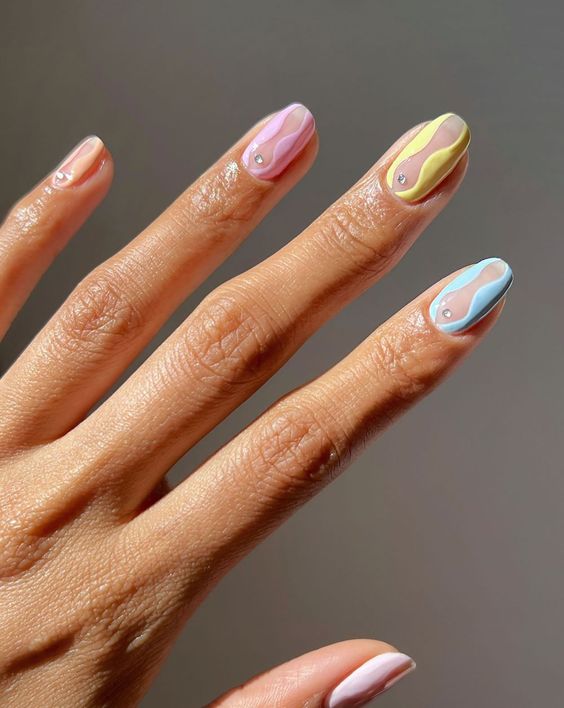 Abstract Pastel Wavy Line Nails — Pastel Winter Nails