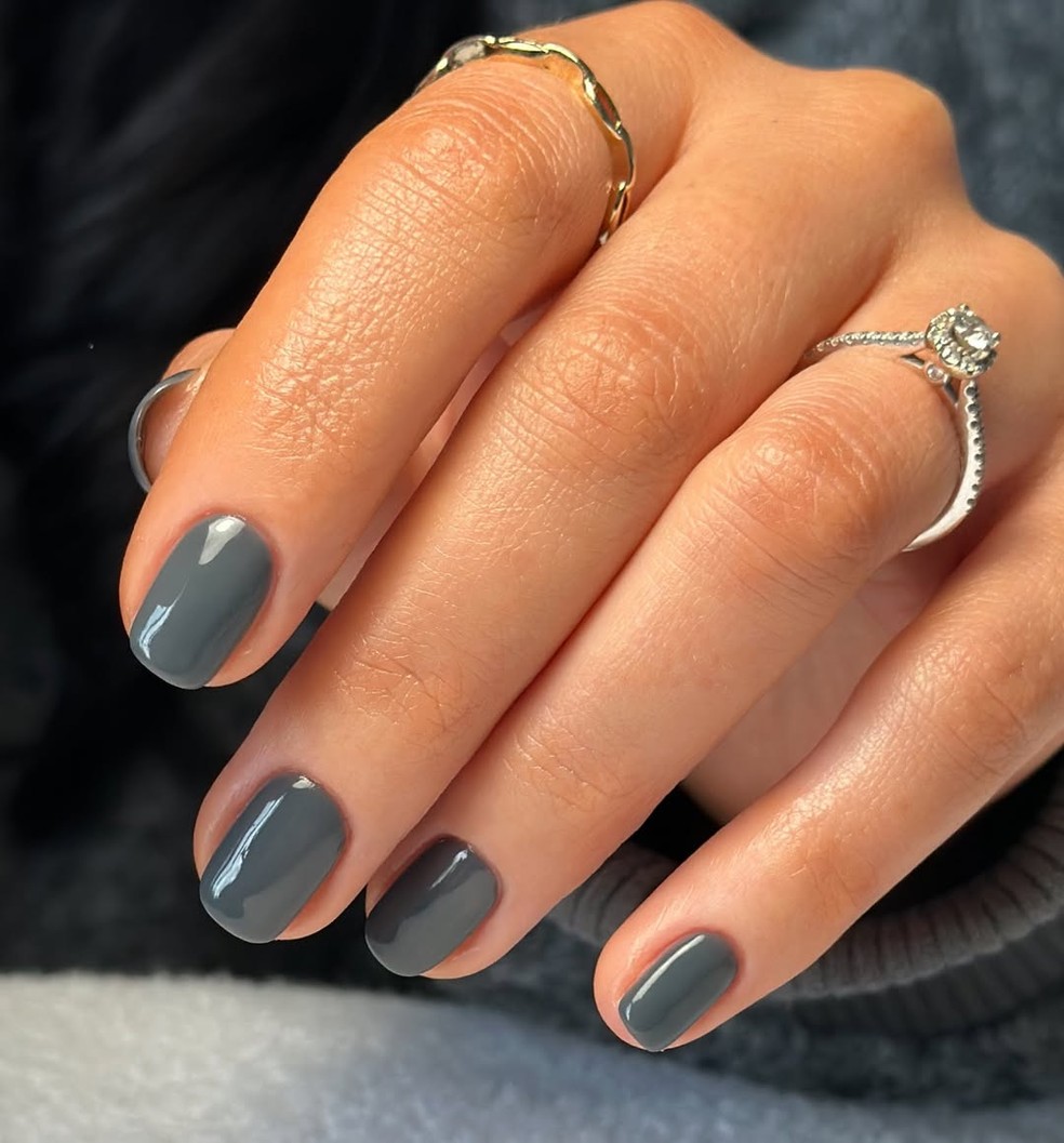Cool Blue Undertone Glossy Gray — Winter Gray Nails