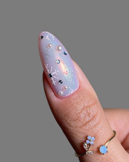 Macro Snowflake Pearl Shimmer Almond Nail Macro Snowflake Pearl Shimmer Almond Nail — Winter Glitter Nails