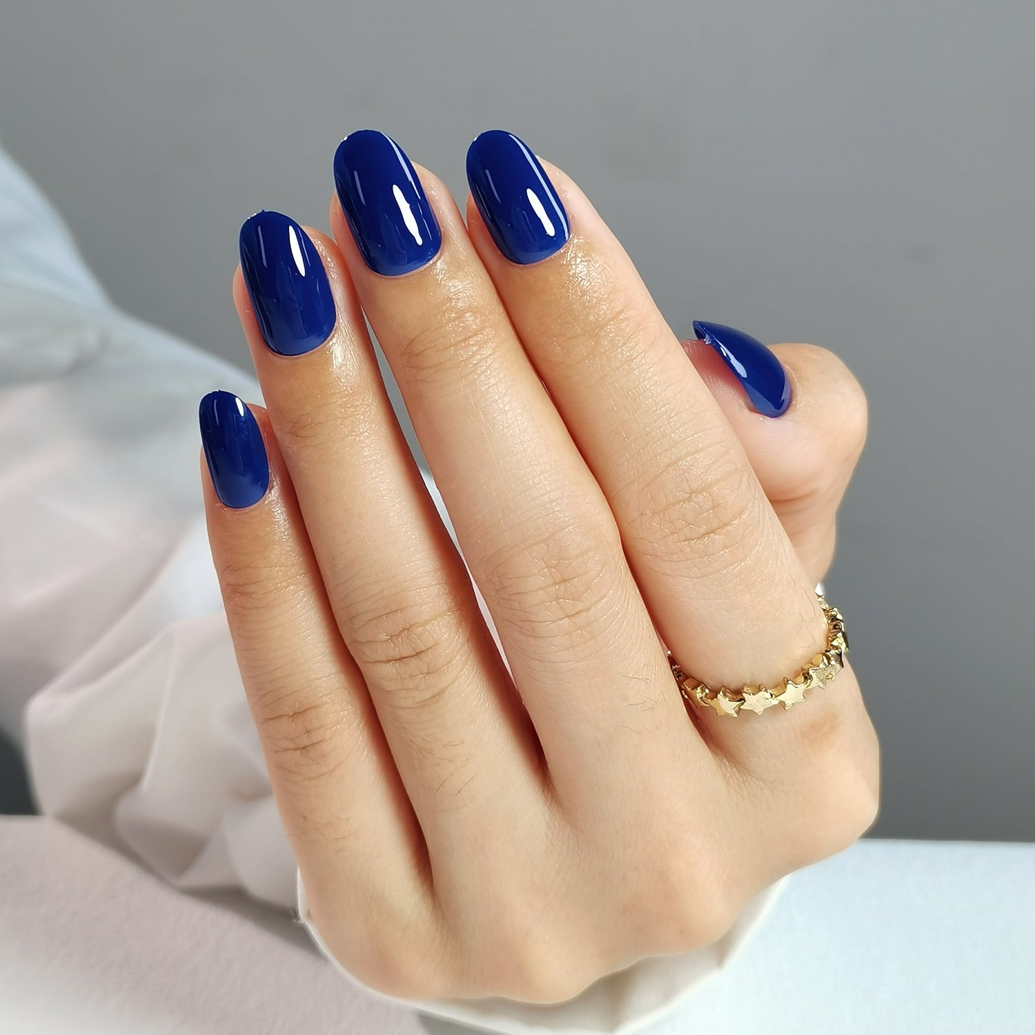 Deep Glossy Blue Medium Oval Nails Deep Glossy Blue Medium Oval Nails — Short Winter Nails