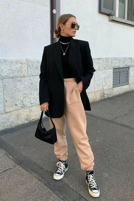 Beige Sweatpants with Oversized Black Blazer Beige Sweatpants with Oversized Black Blazer — Winter Streetwear Outfits