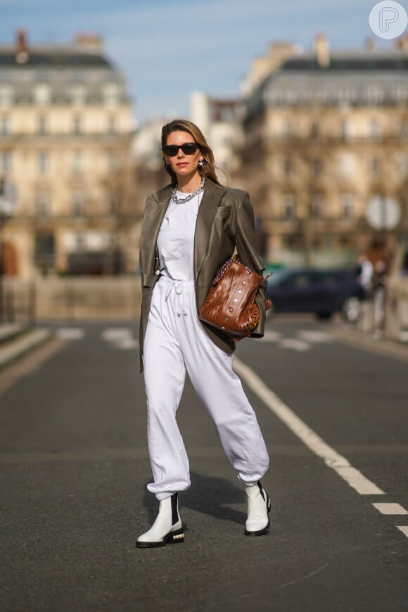 Casual White Sweatpants with Leather Jacket Contrast Casual White Sweatpants with Leather Jacket Contrast — Winter White Outfits