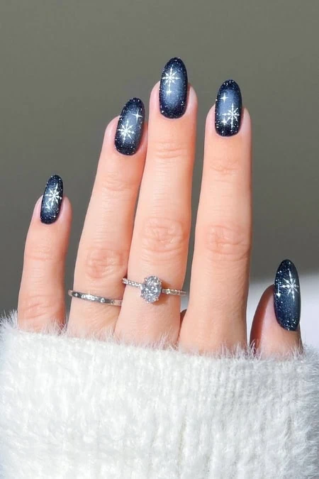 Sparkling Blue Snowflake Medium Oval Nails Sparkling Blue Snowflake Medium Oval Nails — Winter Glitter Nails