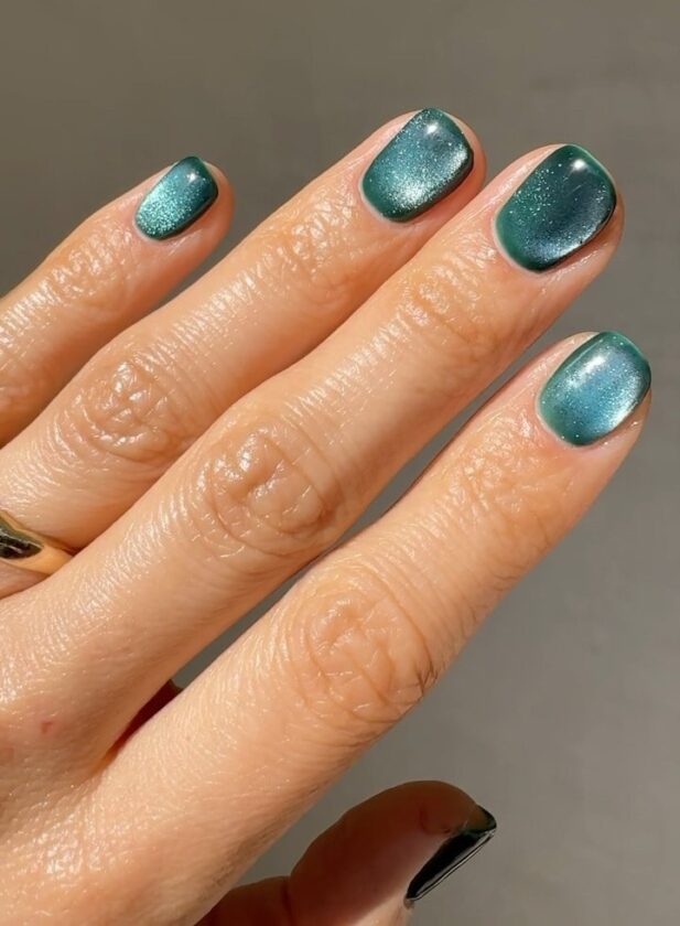 Geometric Accent Gold Line Visual Idea — Emerald Green Nails