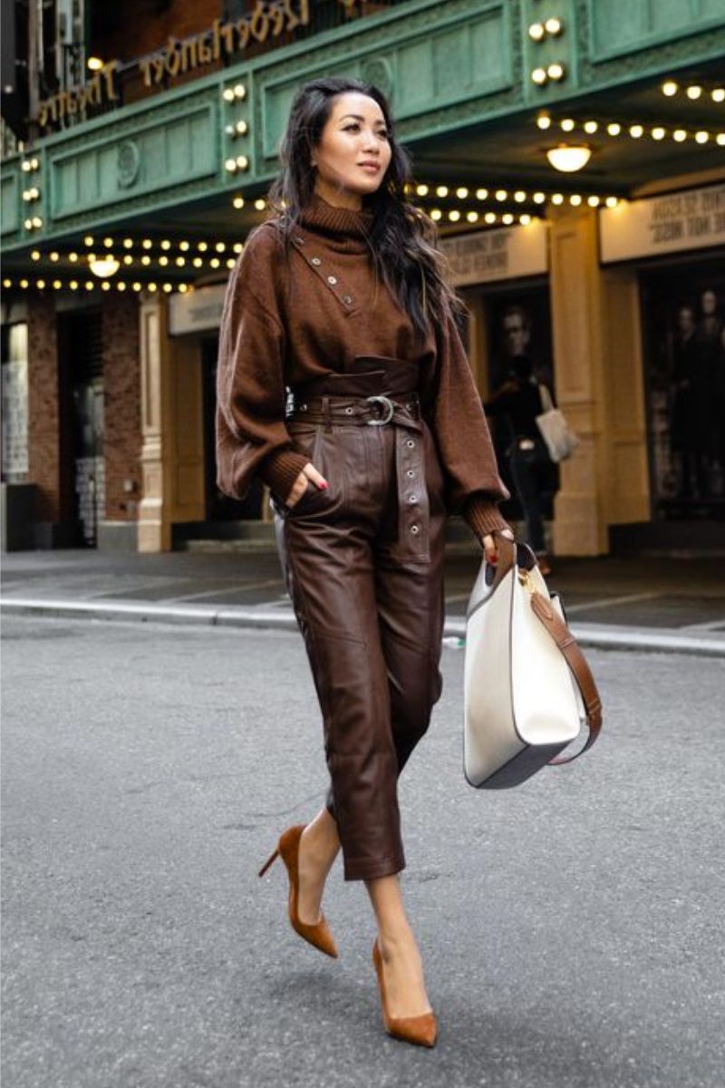 Chic Leather Trousers with a Voluminous Knit Chic Leather Trousers with a Voluminous Knit — Warm Winter Outfits