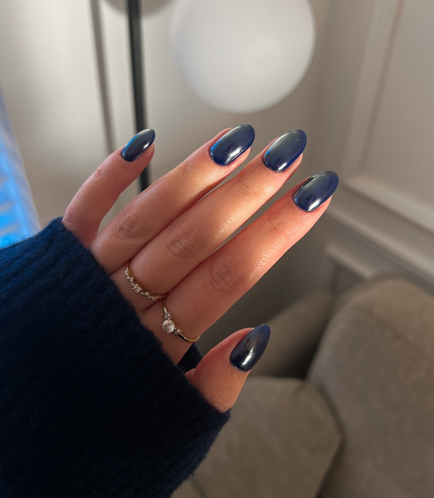 One Hand Deep Navy Blue Glossy Medium Oval Nails One Hand Deep Navy Blue Glossy Medium Oval Nails — Short Winter Nails