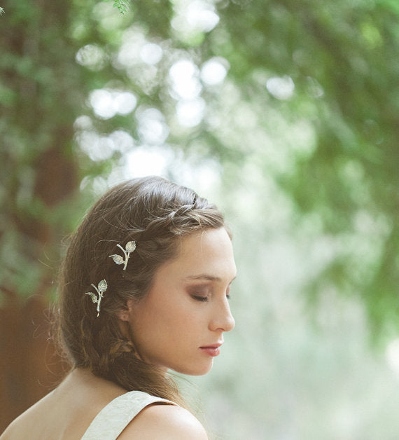 Loose Braid With Decorative Hairpins Loose Braid With Decorative Hairpins — Winter Braided Hairstyles