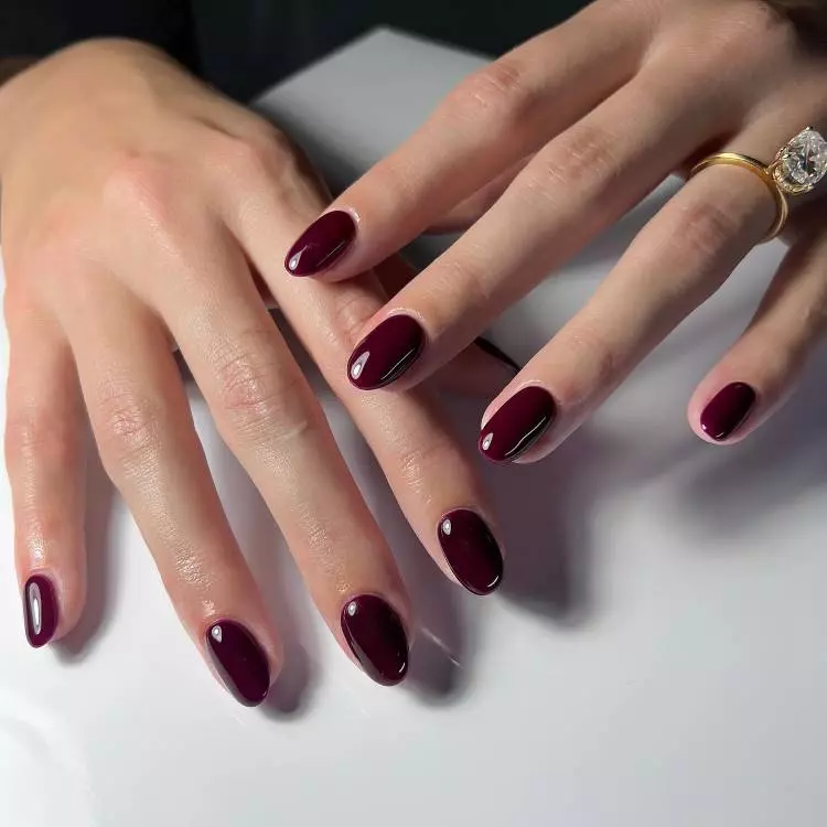 Deep Glossy Burgundy Round Nails — Winter Round Nails