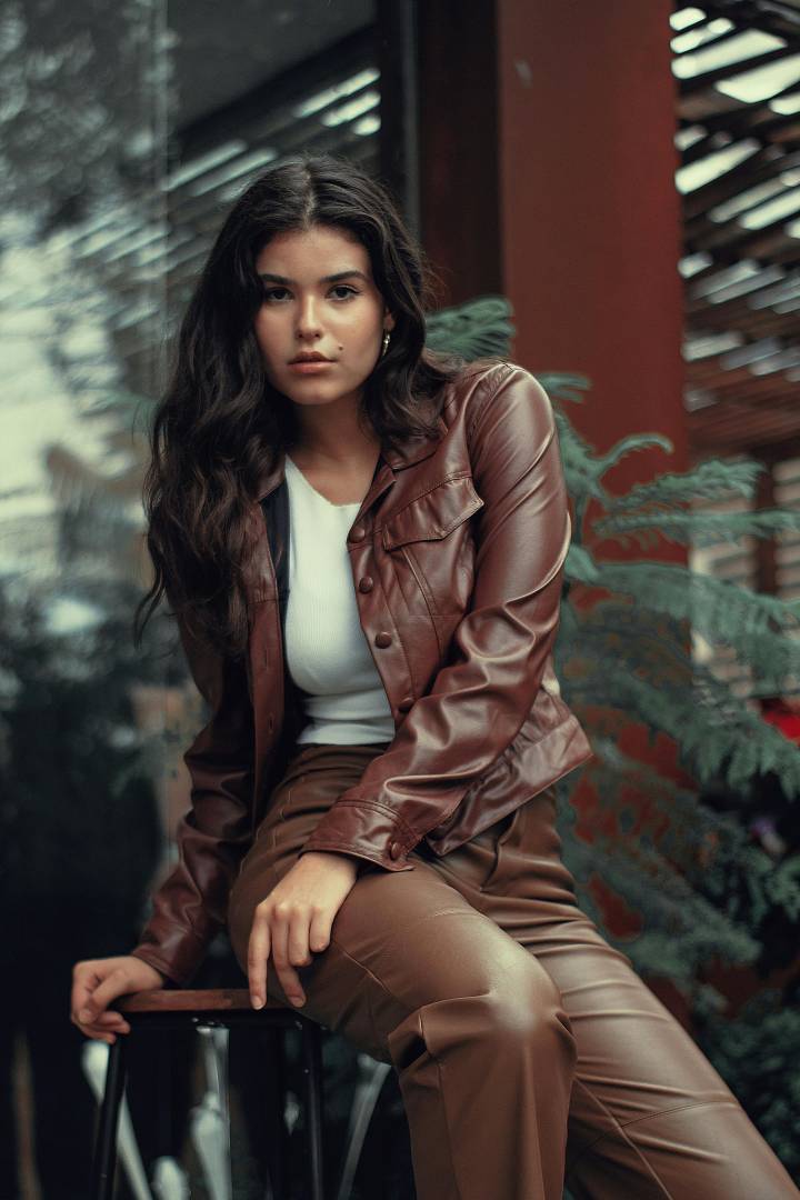 Stylish Casual: Fitted Brown Leather Jacket with Leather Trousers — Brown Coat Outfits