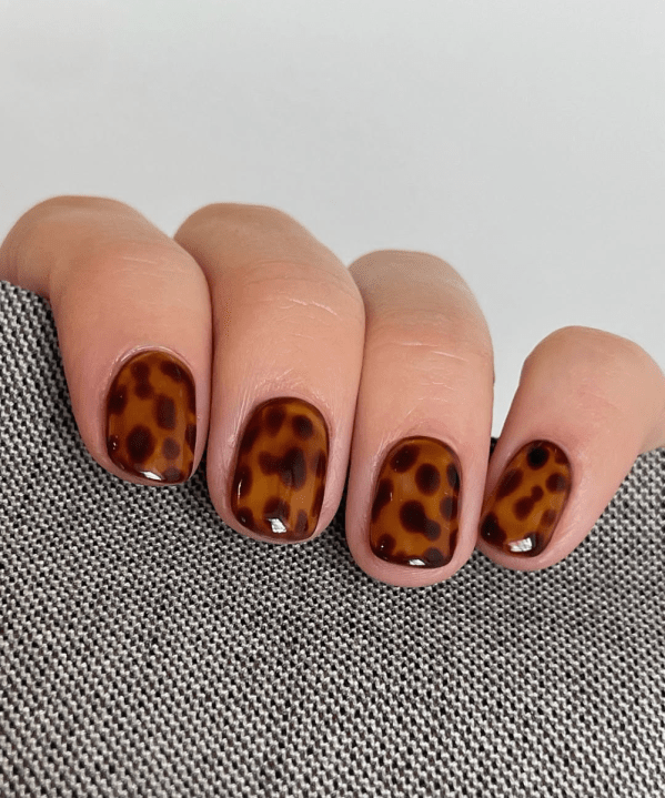 Glossy Tortoiseshell Short Oval — Winter Acrylic Nail Colors