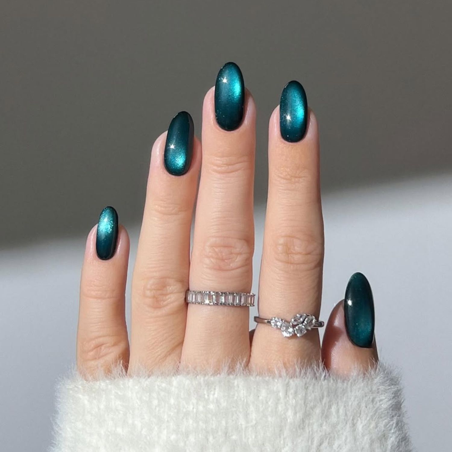 Shimmering Teal Cat-Eye Oval Nails Shimmering Teal Cat-Eye Oval Nails — Winter Oval Nails