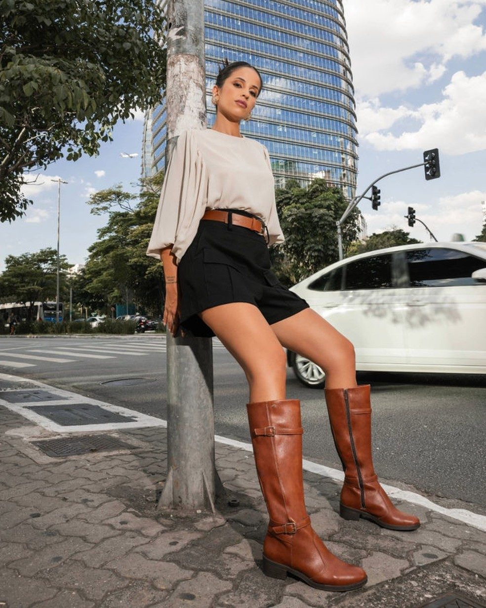 Voluminous Sleeves and Shorts Paired with Brown Knee-High Boots Voluminous Sleeves and Shorts Paired with Brown Knee-High Boots — Brown Boots Outfits