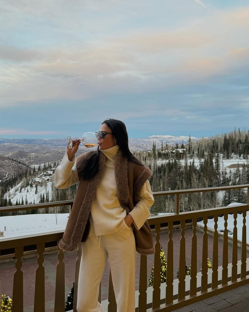 Cozy Cream Sweater and Faux Fur Vest for a Relaxed Apres-Ski Look Cozy Cream Sweater and Faux Fur Vest for a Relaxed Apres-Ski Look — Apres Ski Outfits