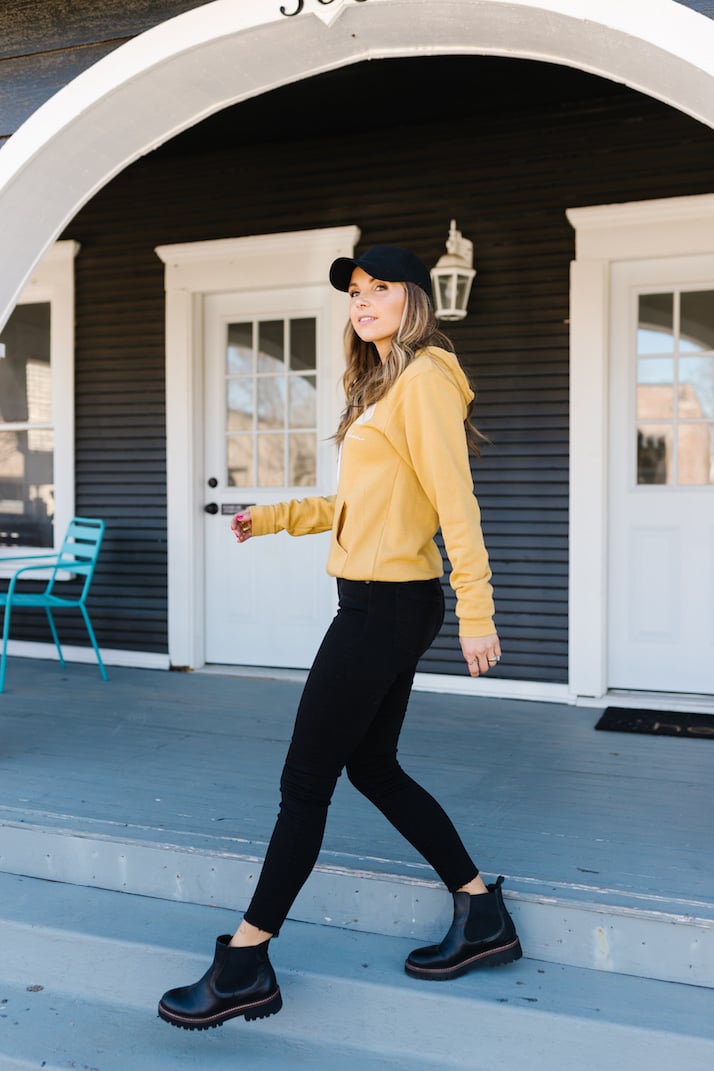 White Platform Boots: A Crisp Contrast with Knitwear White Platform Boots: A Crisp Contrast with Knitwear — Chelsea Boots Outfits