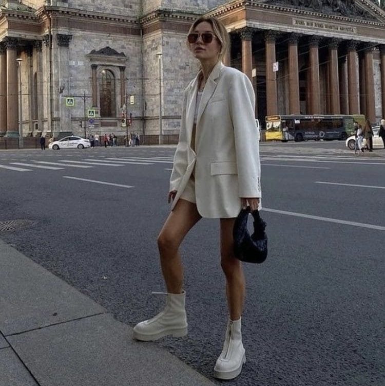 All-White Ensemble with White Platform Boots All-White Ensemble with White Platform Boots — Combat Boots Outfits