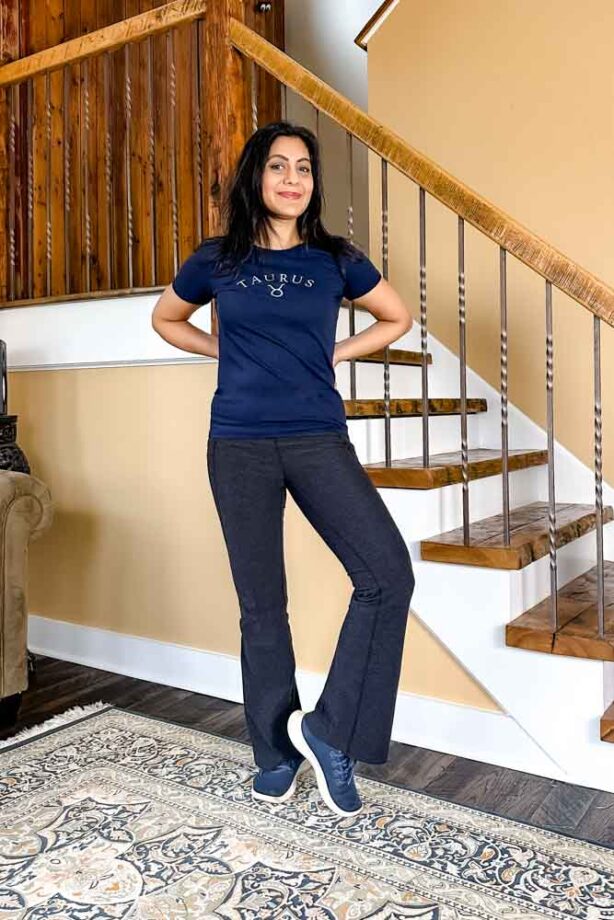Navy Sneakers Outfit Idea — Flare Leggings Outfits