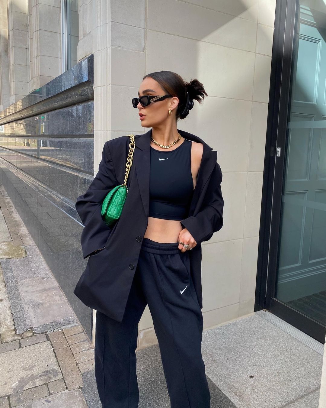 Modern Athleisure with an Oversized Blazer and Sweatpants — Winter Athleisure Outfits