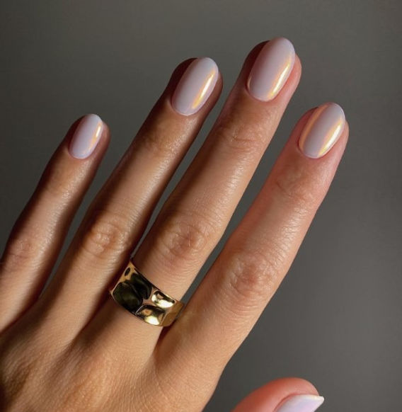 Shifting Pearl Lilac Medium Oval Nails Shifting Pearl Lilac Medium Oval Nails — Natural Winter Nails