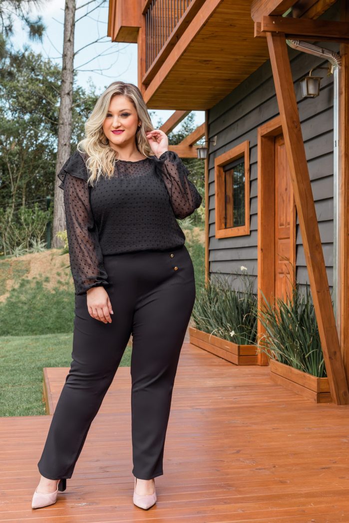 Elegant Polka Dot Blouse with High-Waisted Trousers for Smart Occasions Elegant Polka Dot Blouse with High-Waisted Trousers for Smart Occasions — Winter Outfits for Curvy Women